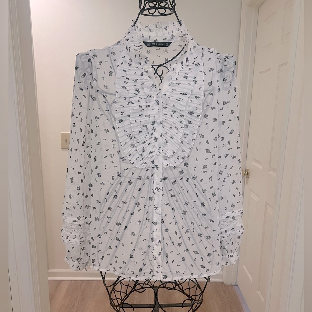 ✅Zara  full front buttons blouse- XL